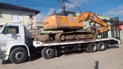 Transporte de máquinas e caminhões em Cubatão